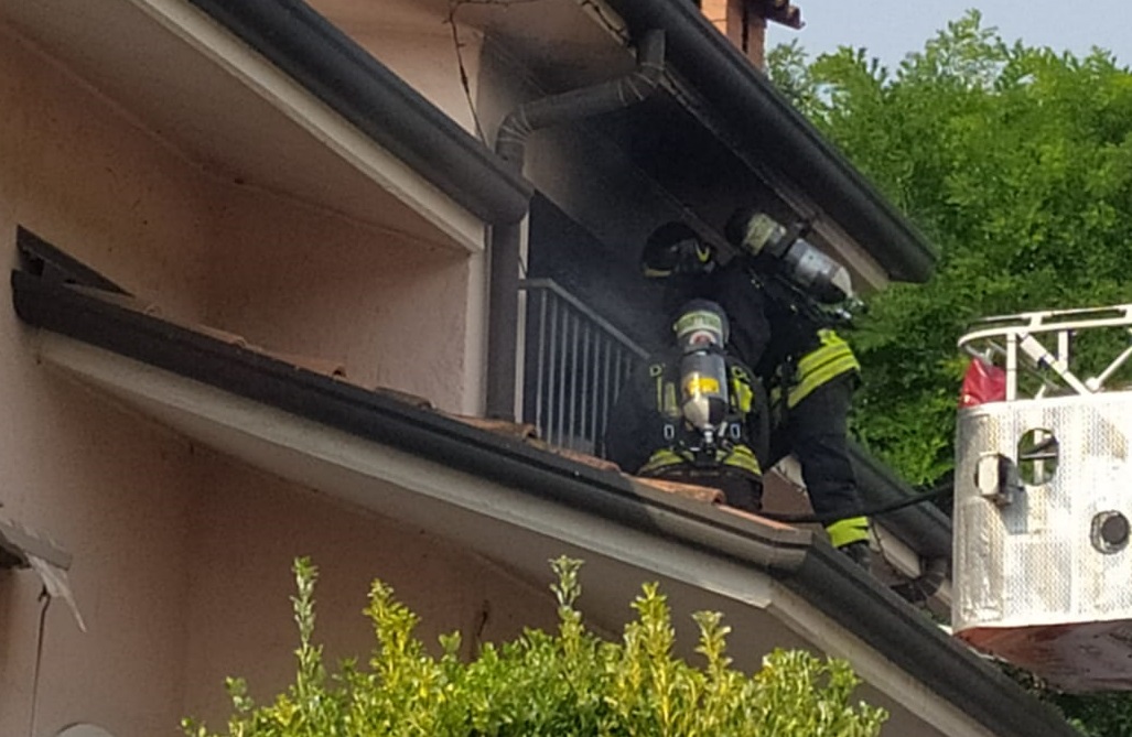 Incendio in una villetta, arrivano i pompieri