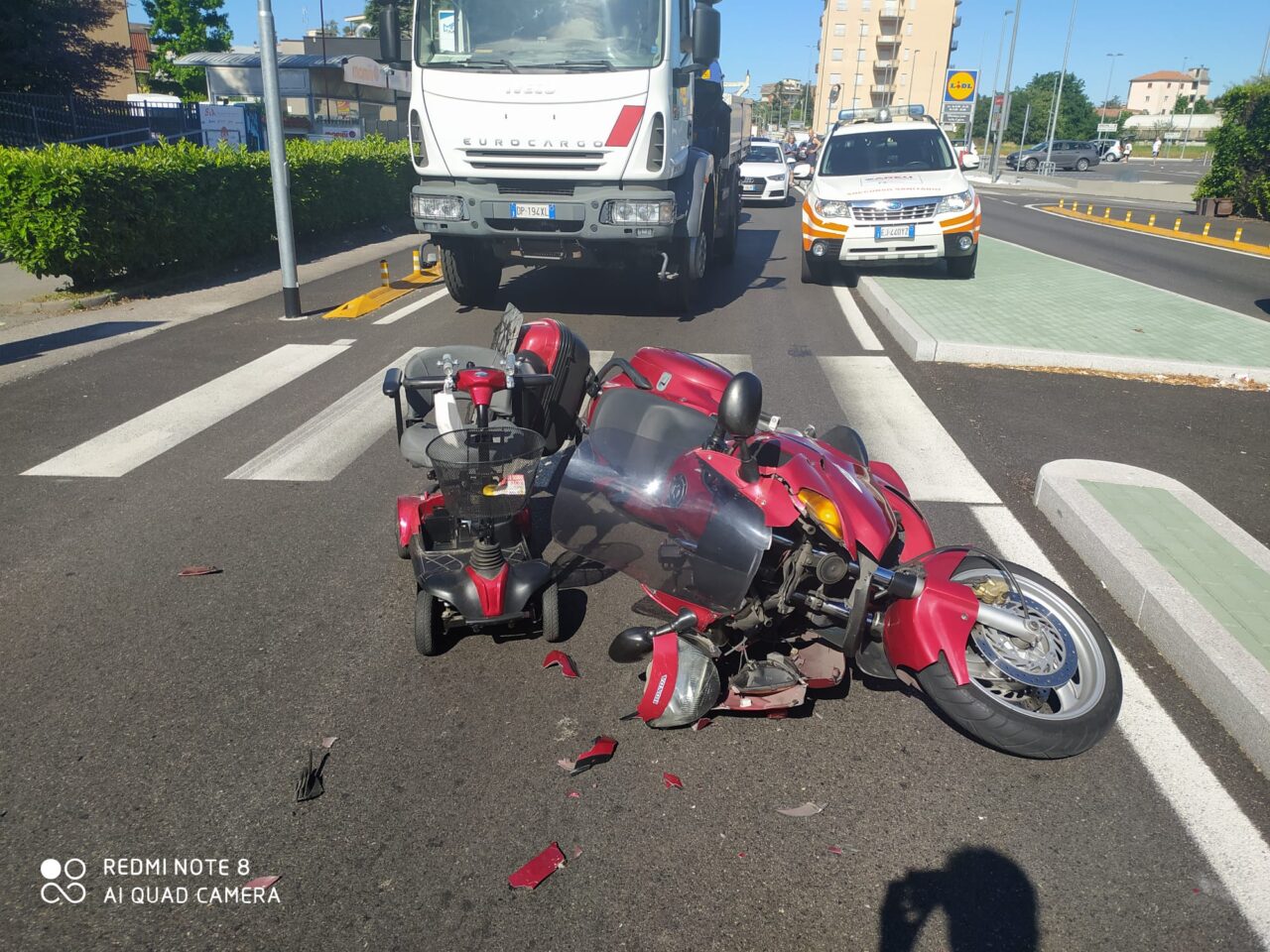 Anziano sulla carrozzina elettrica