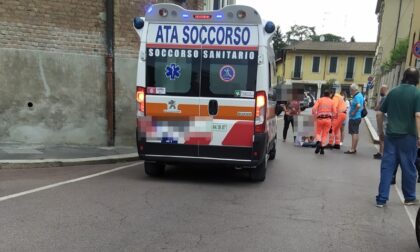 Ciclista urtata dalla portiera di un'auto, arriva l'ambulanza