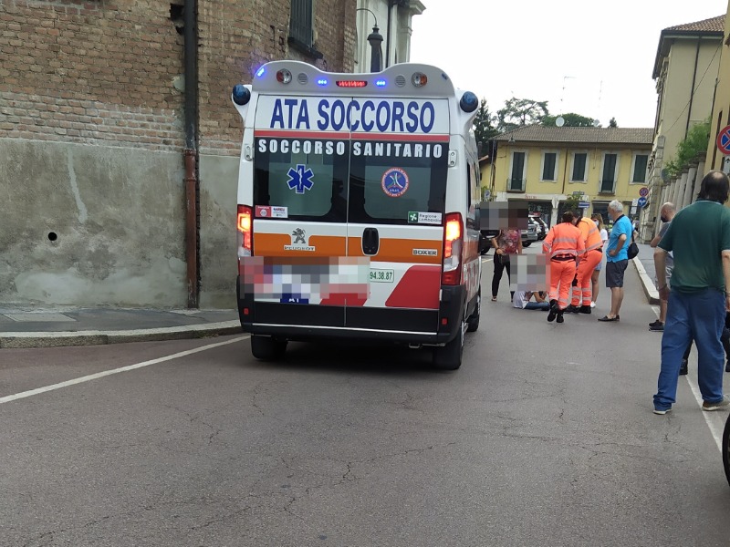 Ciclista urtata dalla portiera di un’auto, arriva l’ambulanza