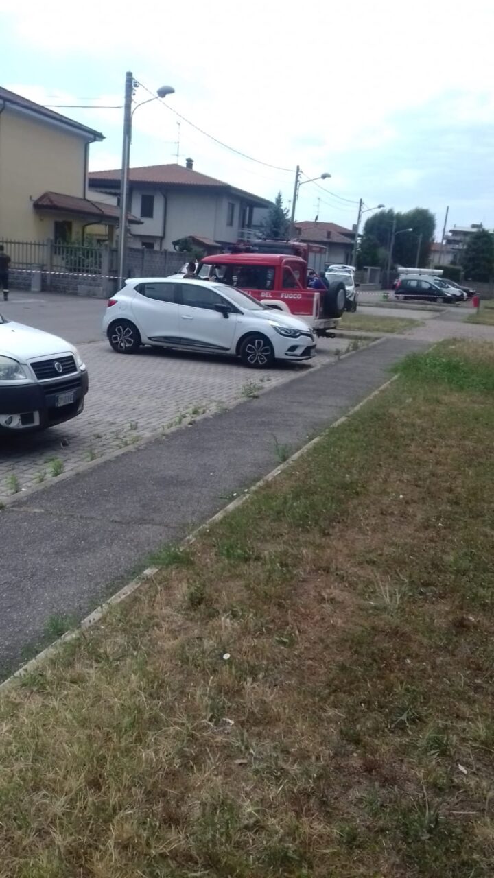 Auto urta e rompe un tubo di gas metano