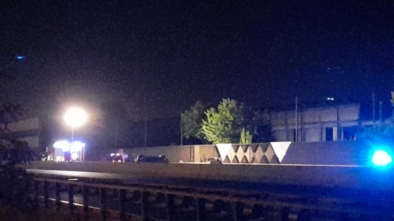 Rocambolesco incidente sulla A8: 22enne morto sul colpo