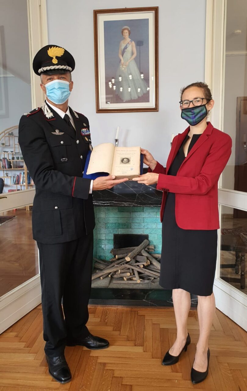 I Carabinieri restituiscono al Consolato Generale Britannico di Milano un libro storico trafugato dalla Edinburgh Central Library