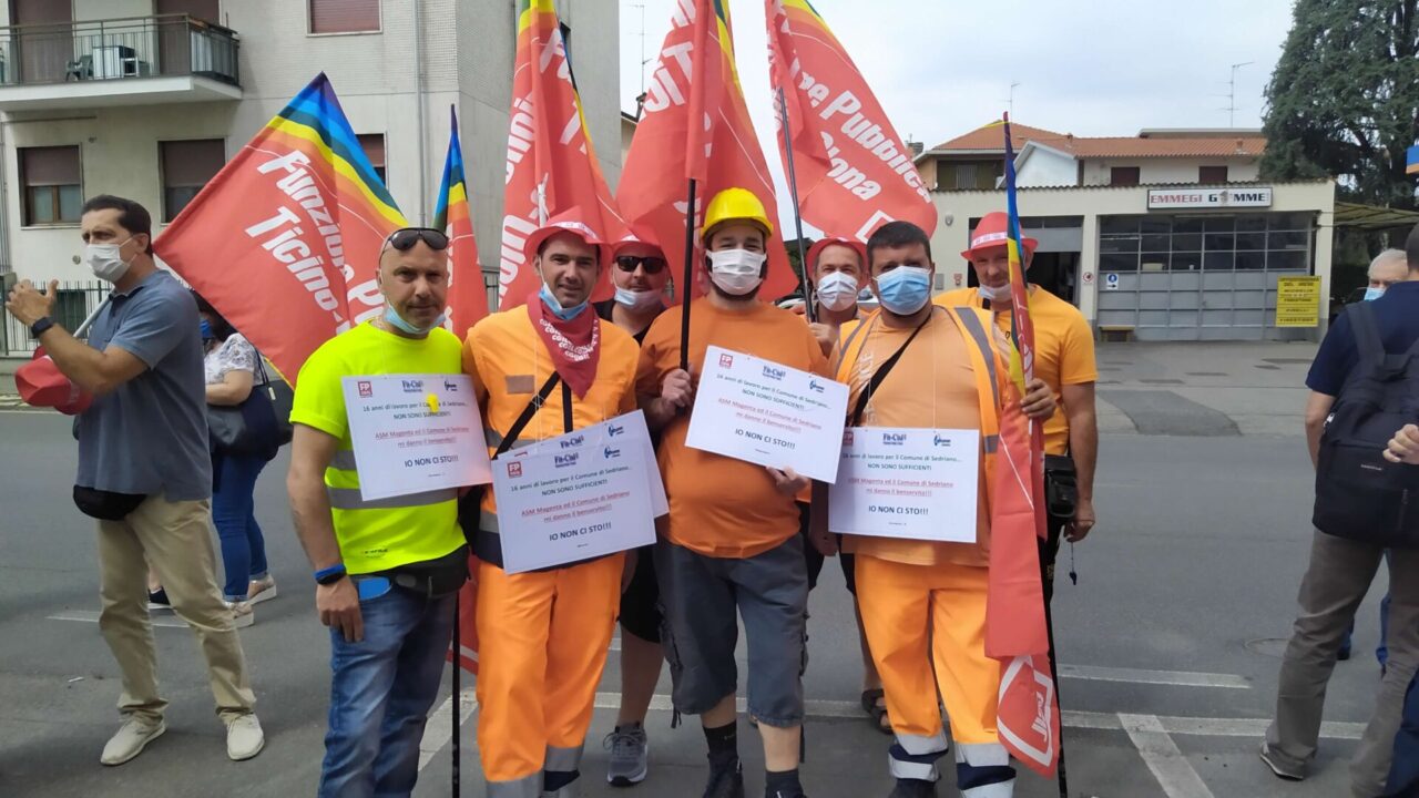 Presidio sotto il Comune per gli otto lavoratori a rischio