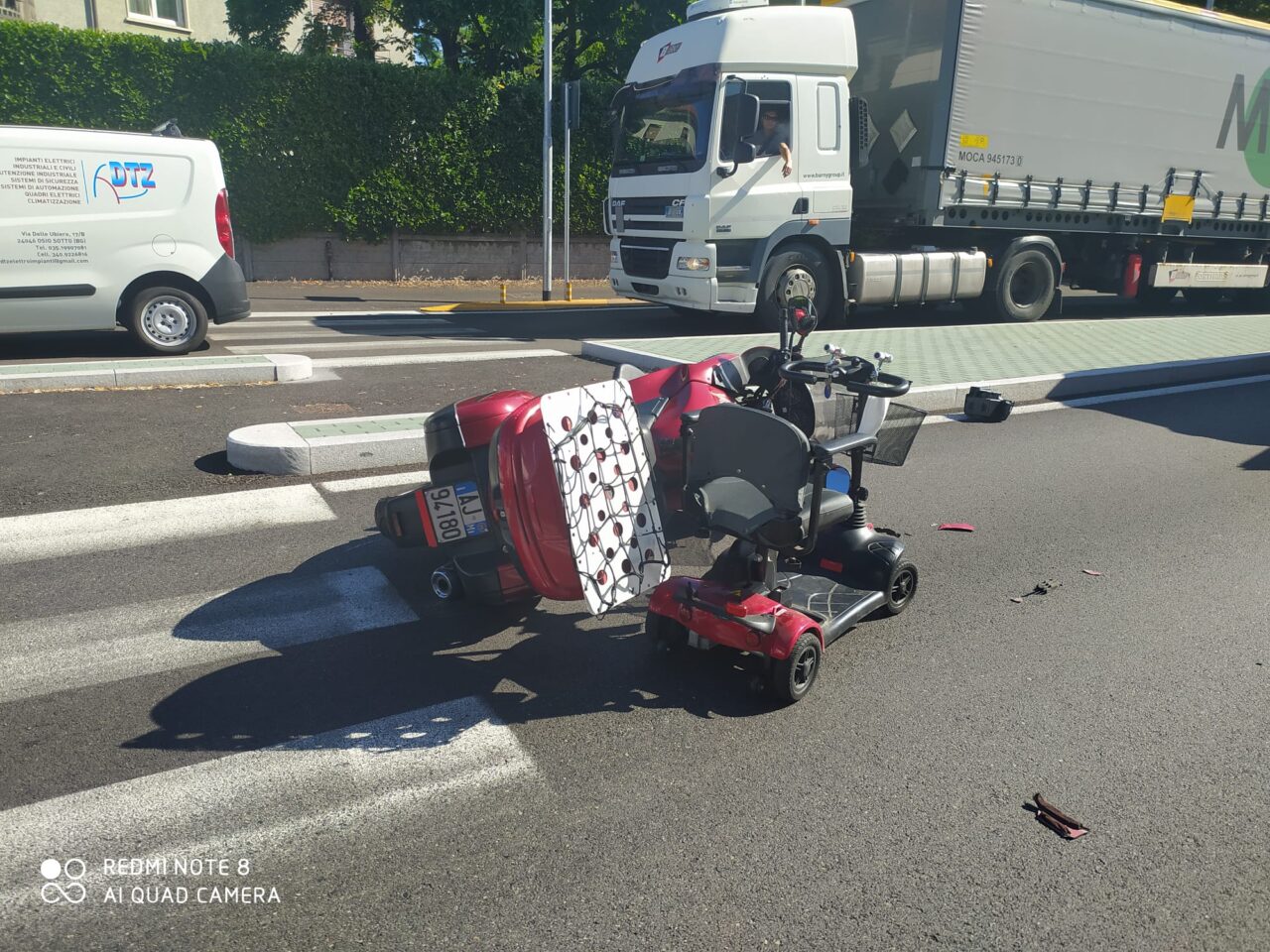 Anziano sulla carrozzina elettrica