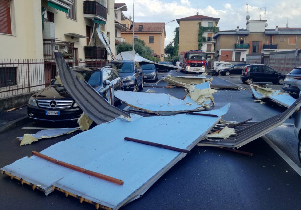 Tromba d’aria a Sedriano: sradicato il tetto di una palazzina