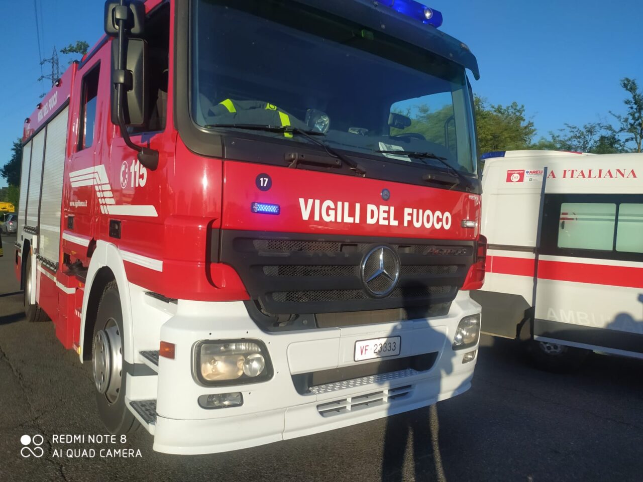 Violento schianto alla rotonda, arriva l'elisoccorso