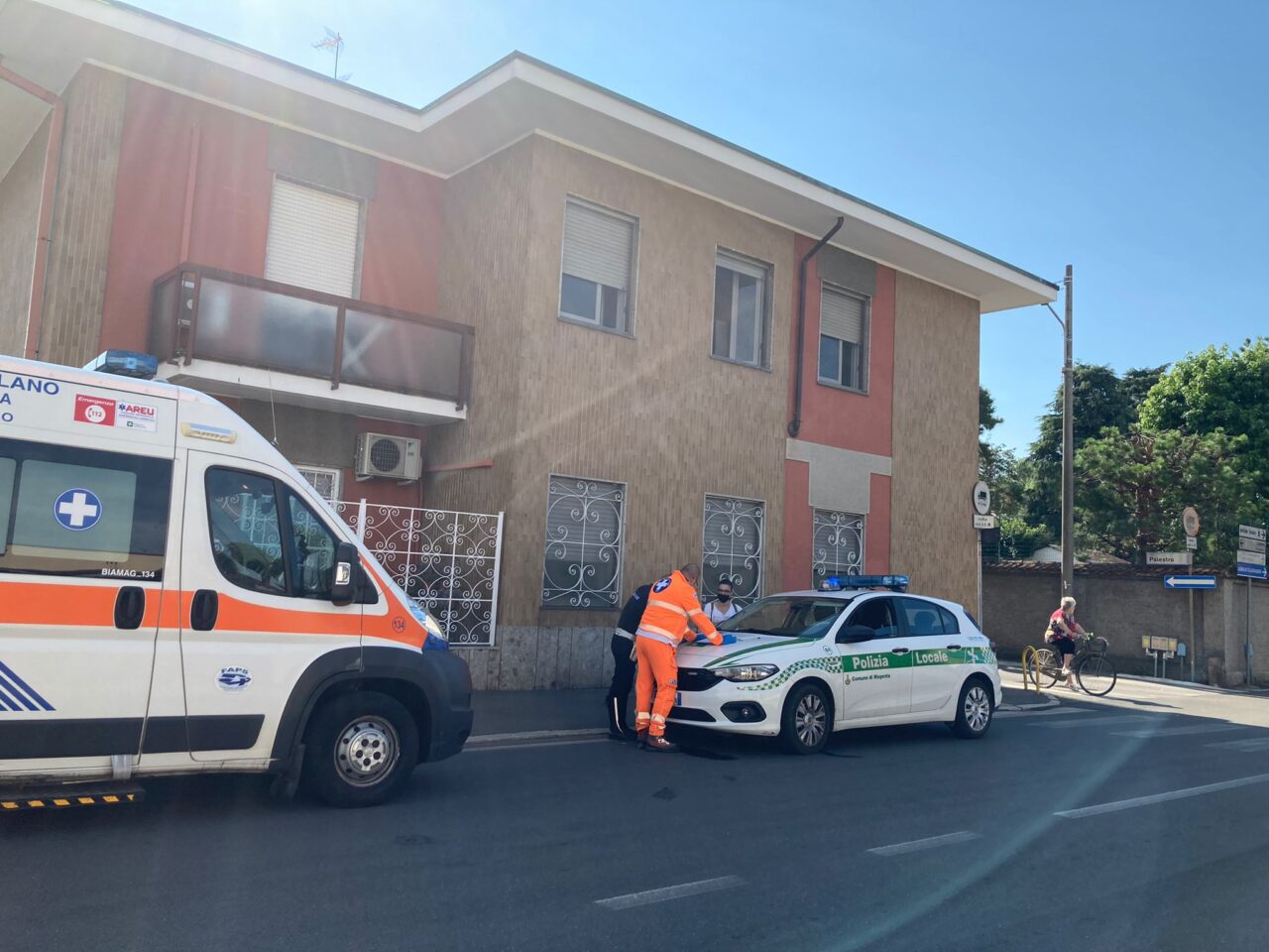 Ciclista investito, arriva anche l’automedica
