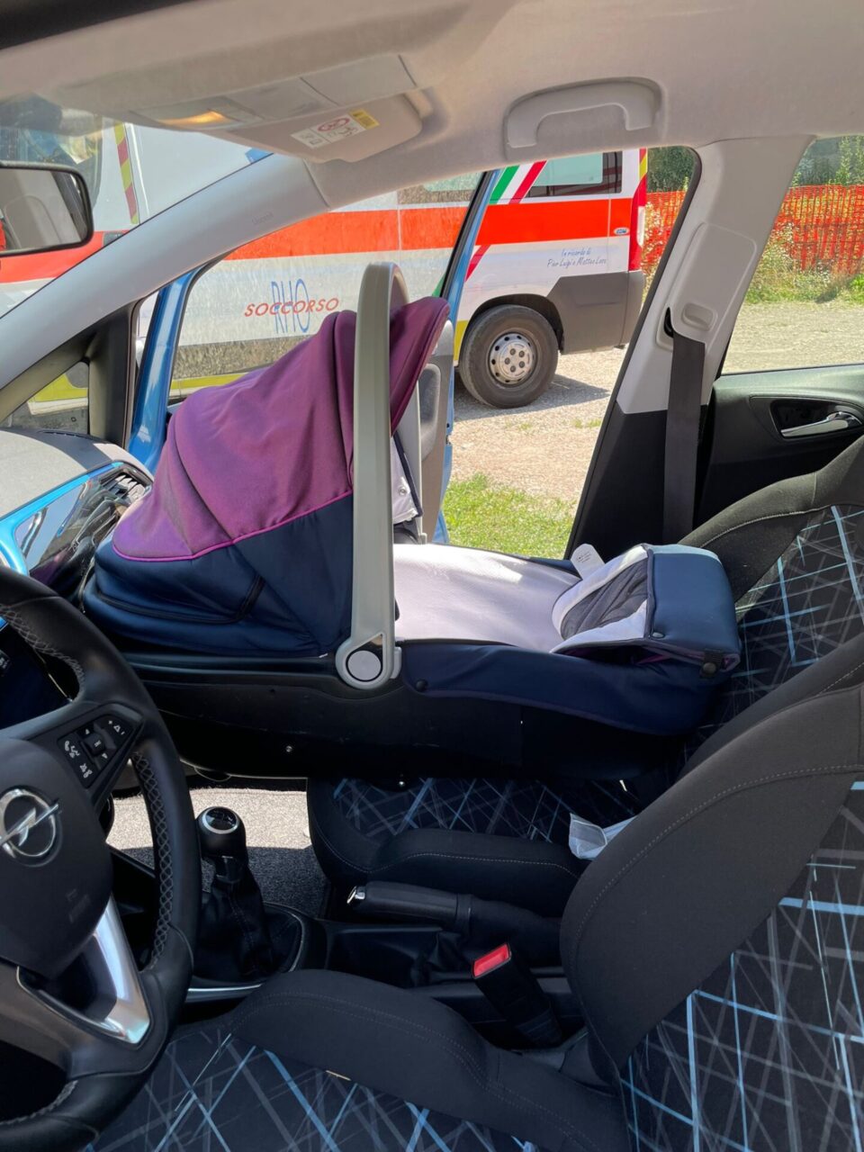 Neonata chiusa in macchina, intervengono i  pompieri