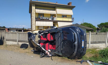 Appena uscita dal meccanico, ma i freni non funzionano: centra in pieno e fa ribaltare un'altra automobilista