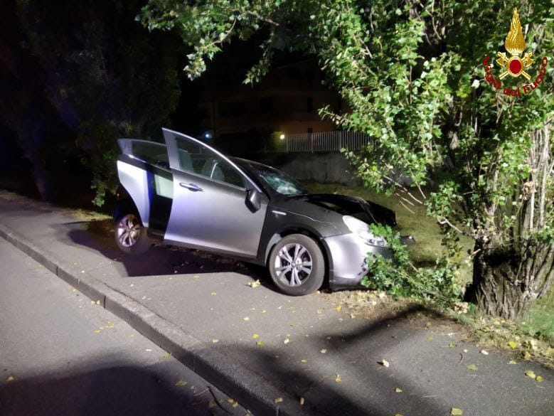 Finisce fuori strada con l’auto: 39enne gravissimo
