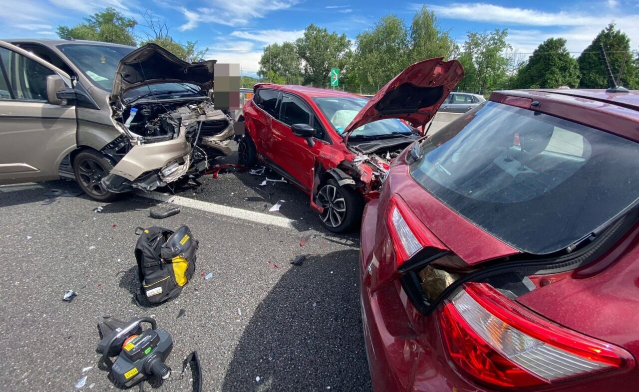 Furgone travolge altre auto: paura in autostrada