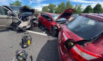 Furgone travolge altre auto: paura in autostrada