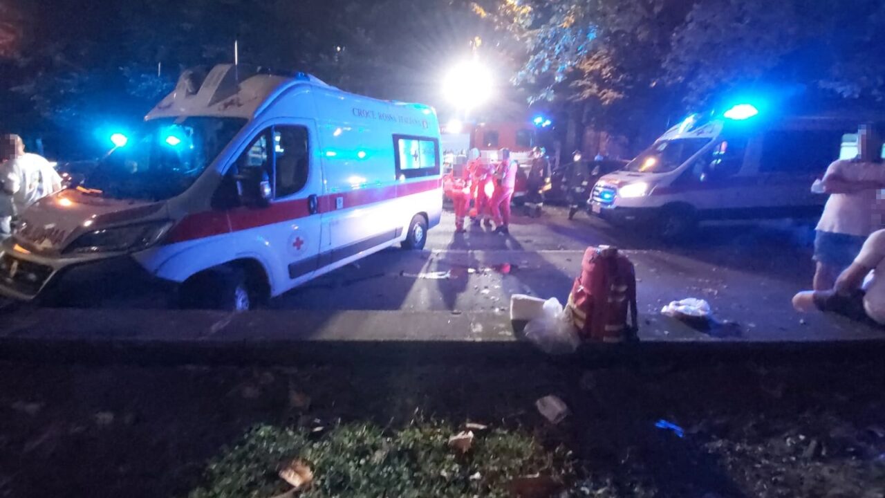 Ambulanza speronata da un Suv durante i soccorsi per un malore