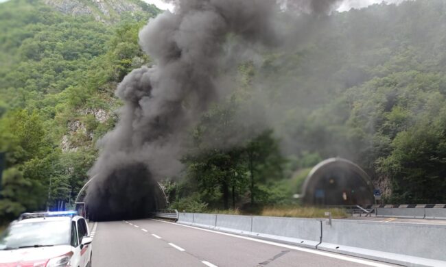 Pullman diretto a Livigno prende fuoco in galleria, bambini salvi per miracolo