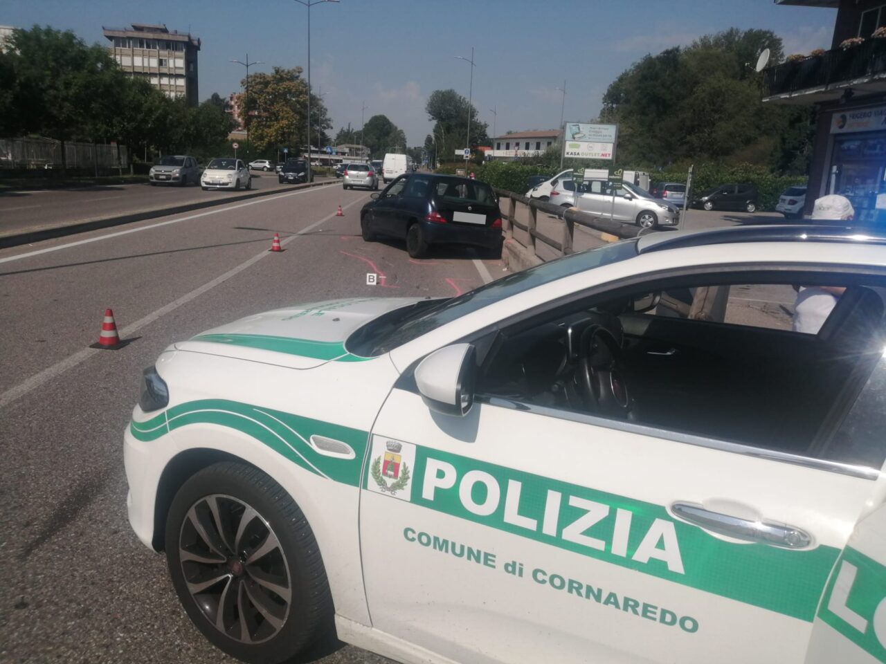 Auto ribaltata in mezzo alla carreggiata