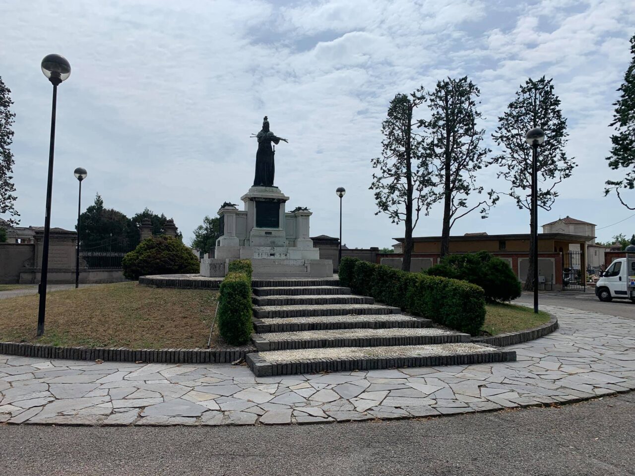 Razziato il cimitero di Castano. Il sindaco: “Senza rispetto per vivi e morti”