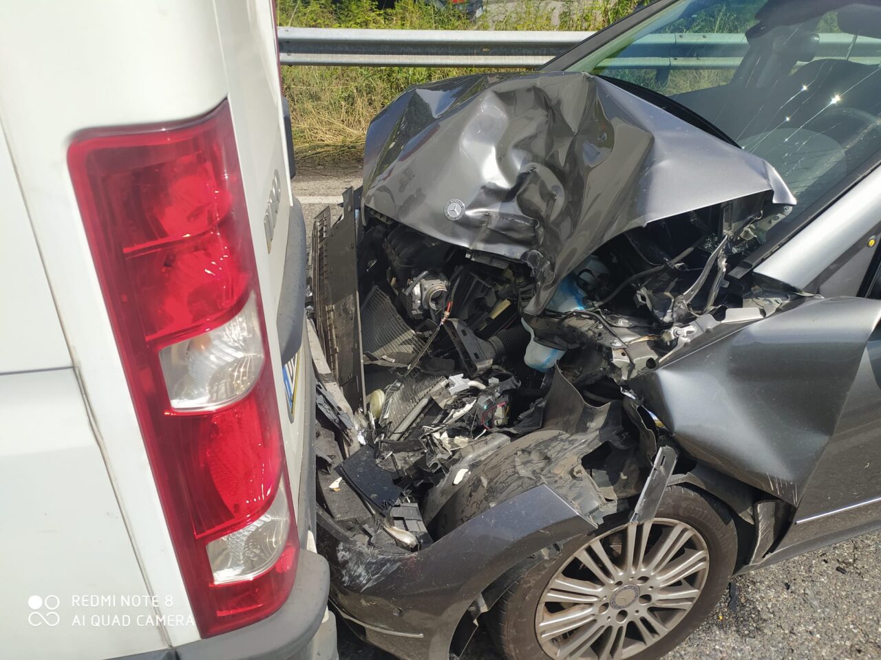 Auto finisce contro un furgoncino: anziana in ospedale