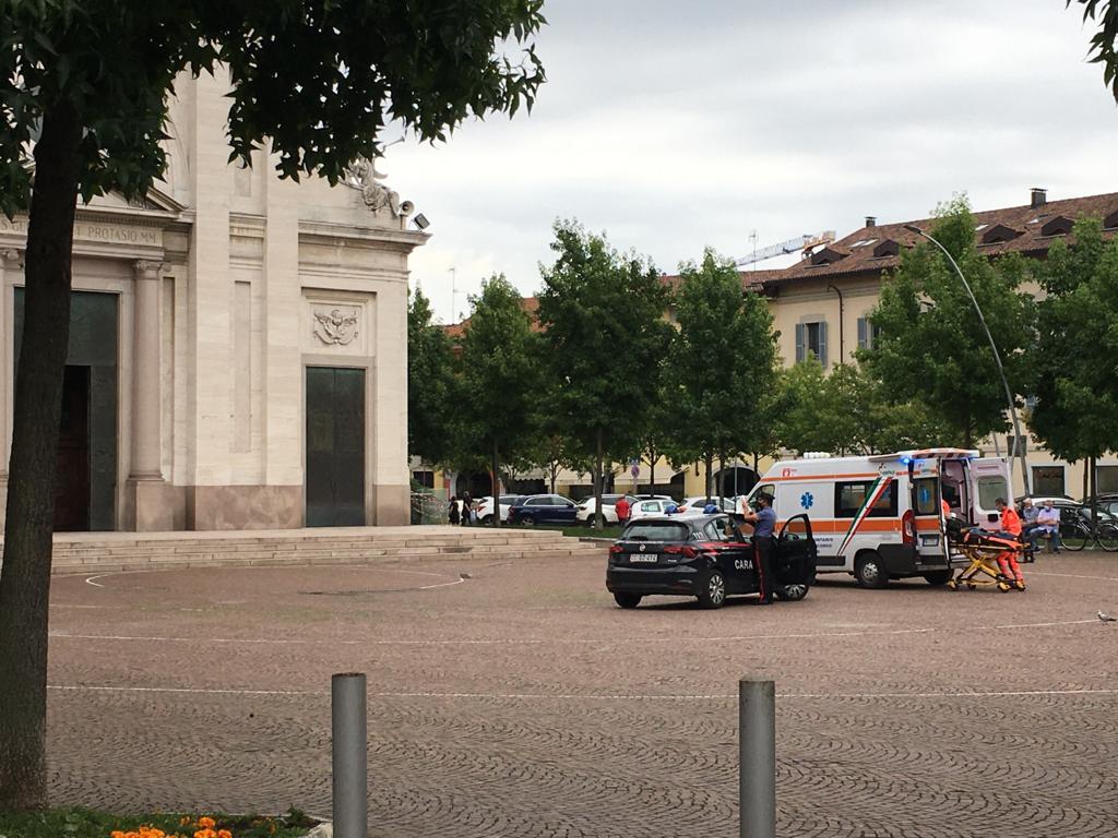 32enne si accascia al suolo: intervengono Carabinieri e ambulanza