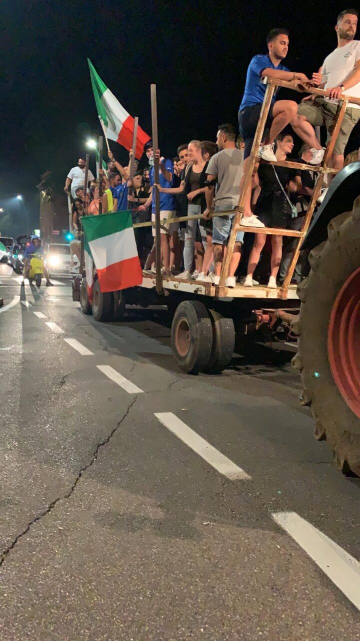 Canti, bandiere e fuochi d’artificio: foto e video della festa per la vittoria dell’Italia agli Europei