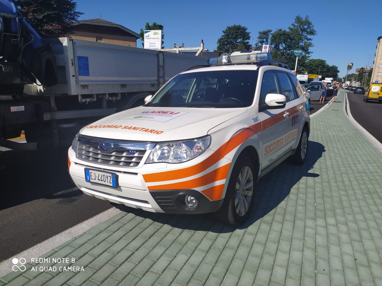 Anziano sulla carrozzina elettrica