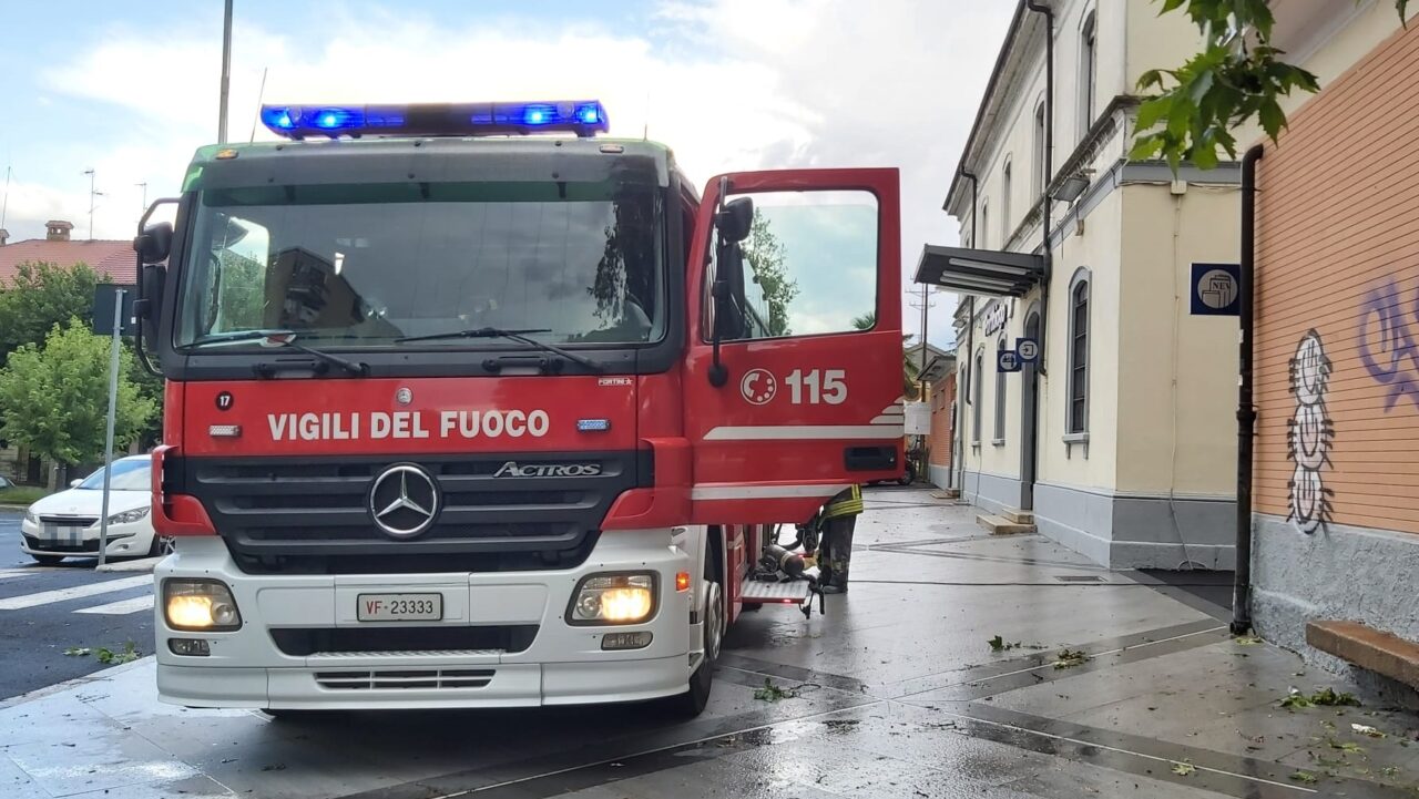 Vagone del treno in fiamme, passeggeri e stazione evacuati