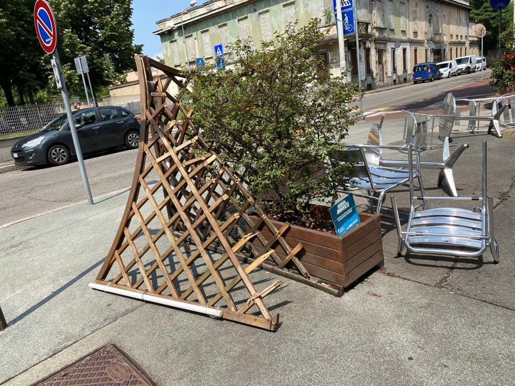 Vandalo scatenato si sfoga contro il dehors di un bar