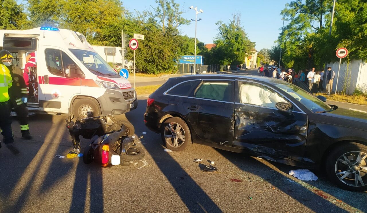 Violento schianto alla rotonda, gravi due ragazzini
