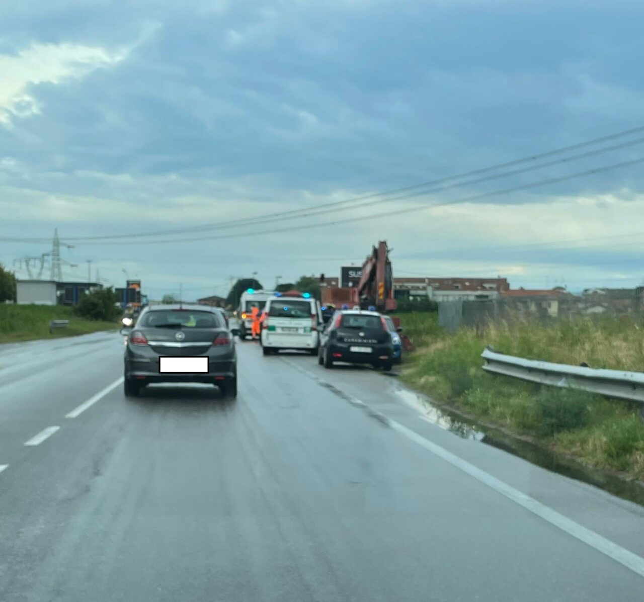 S’incastra a testa in giù nella ruspa: spavento per un 58enne