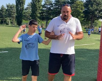 Insegna la magia a un ragazzo di 13 anni  non vedente per includerlo al camp estivo