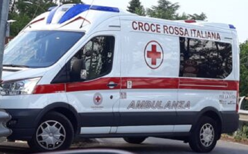 Ciclista investito da un’auto