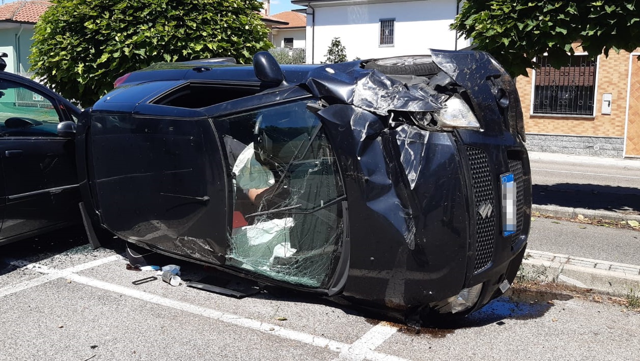 Sbanda e si ribalta nel parcheggio