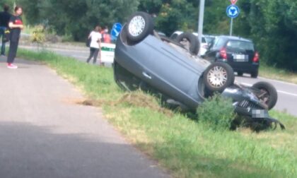 Auto si ribalta vicino alla ciclabile, feriti due ragazzi