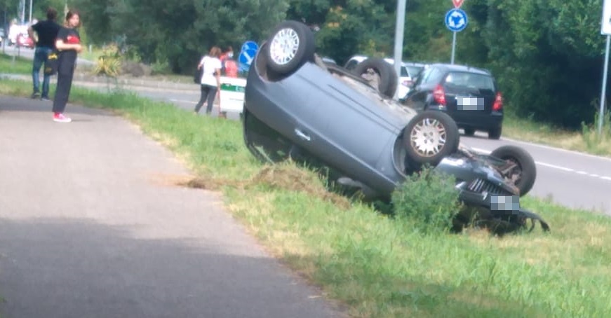 Auto si ribalta vicino alla ciclabile, feriti due ragazzi