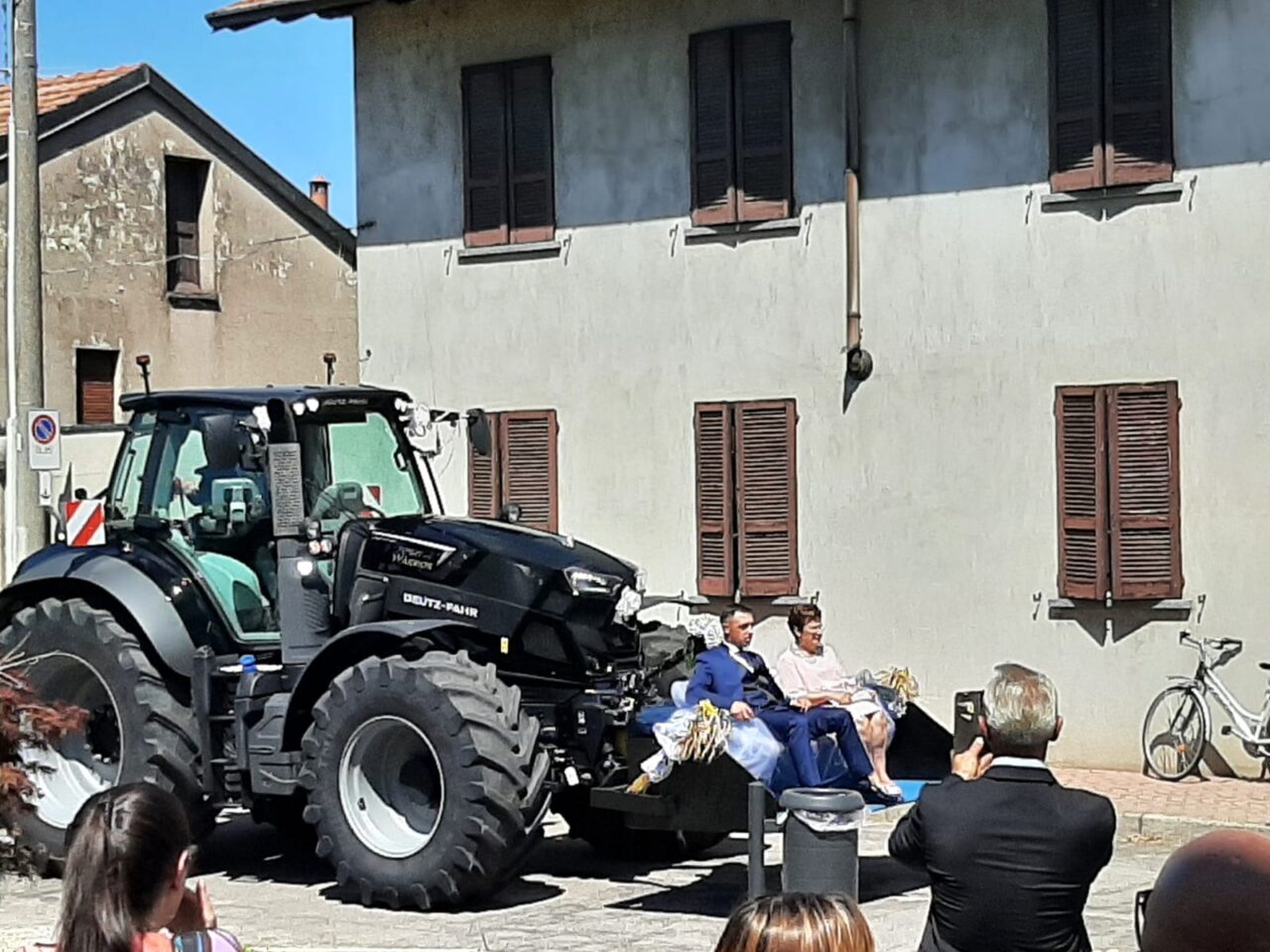 Sposo all’altare… sulla benna del trattore