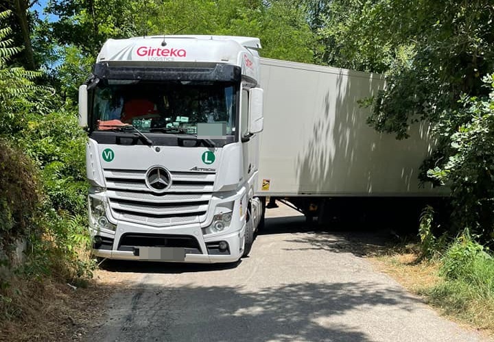 Tir incastrato “liberato” dai pompieri