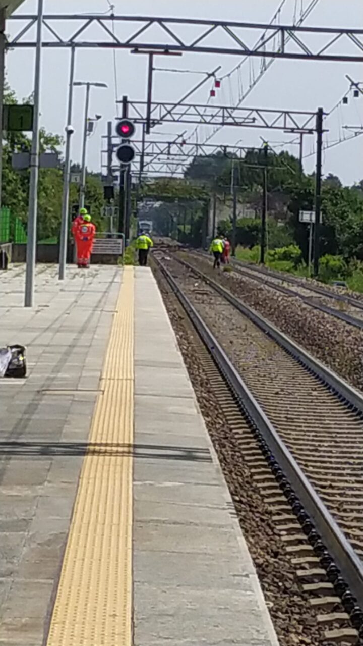 Tragedia sui binari: travolto e ucciso da un treno