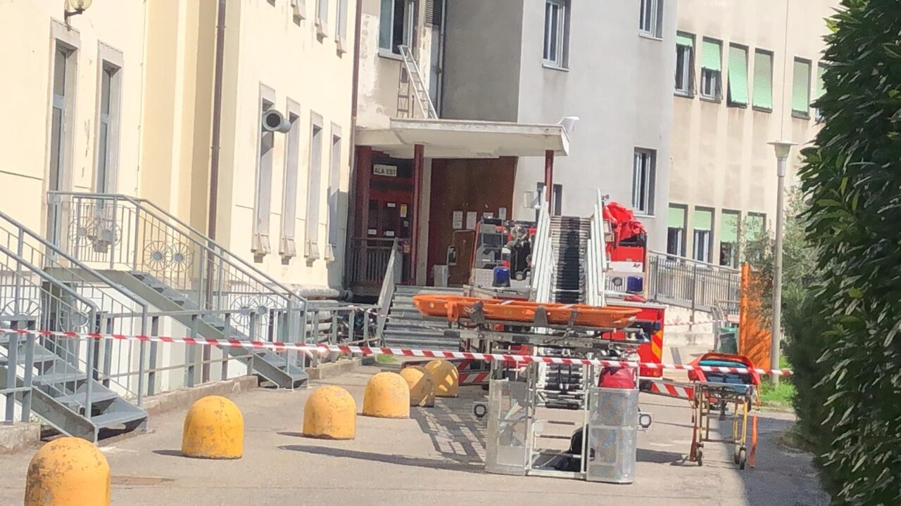 un uomo si butta dal sesto piano