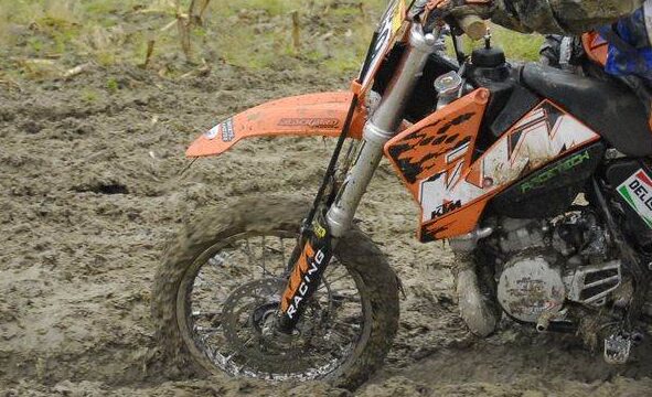 Fa lo spavaldo con la moto truccata: mezzo confiscato