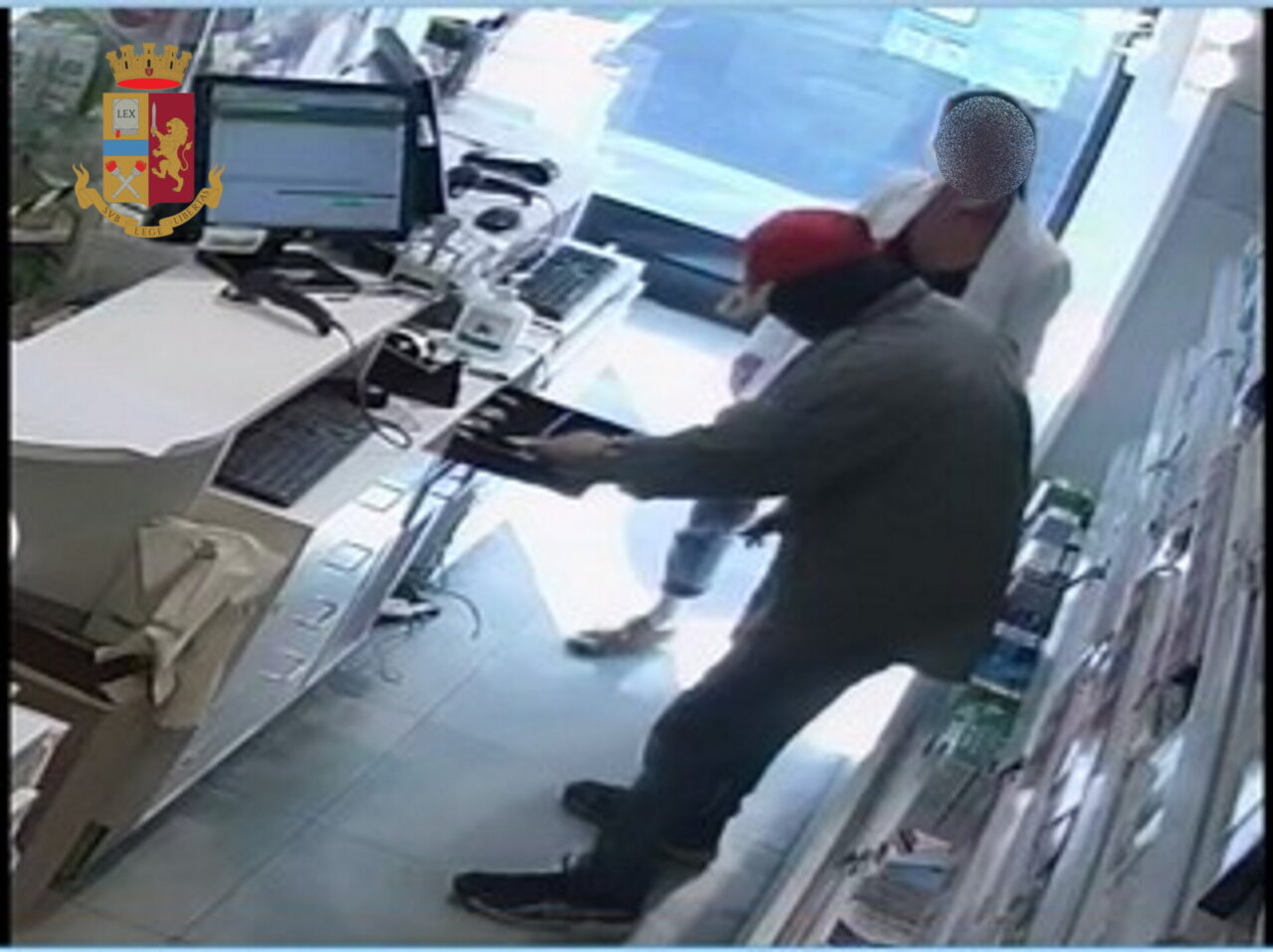 Rapina in farmacia con arma da taglio: arrestato 43enne