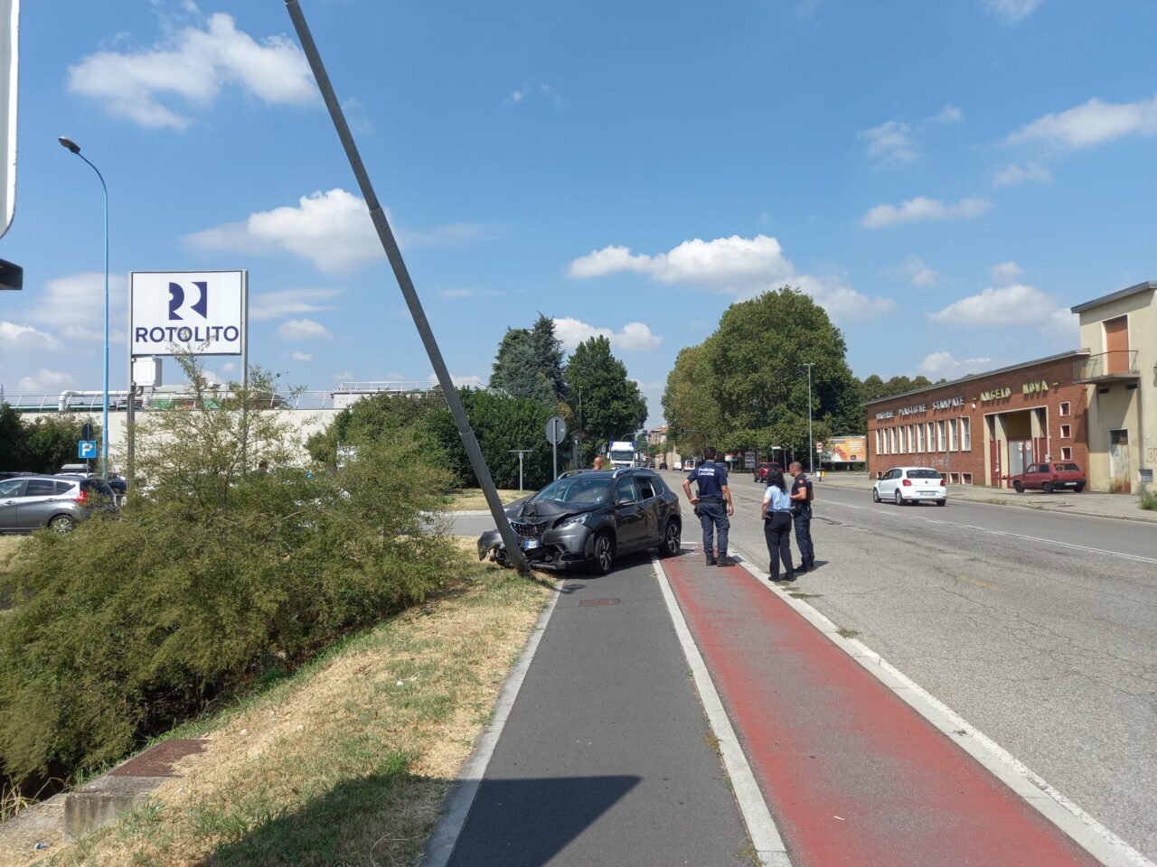 Auto si schianta contro un palo