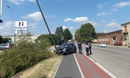 Auto si schianta contro un palo