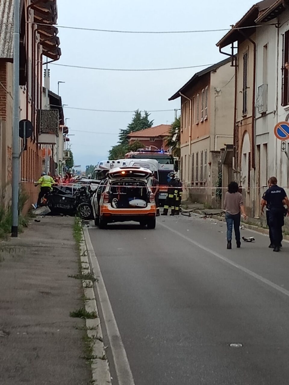 35enne finisce con l’auto contro un muro: è grave