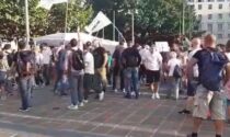 Corteo No Vax assalta il gazebo Cinque Stelle a Milano