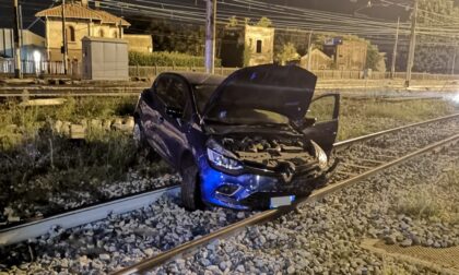 Finisce con l'auto sui binari del treno