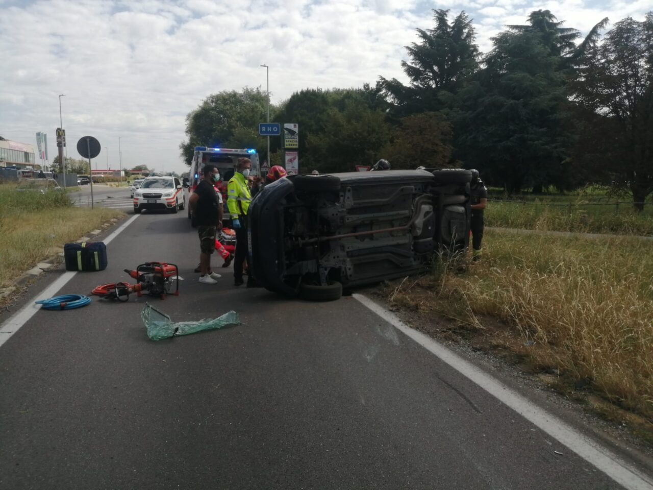 Ennesimo incidente alla rotonda maledetta: un’auto si ribalta