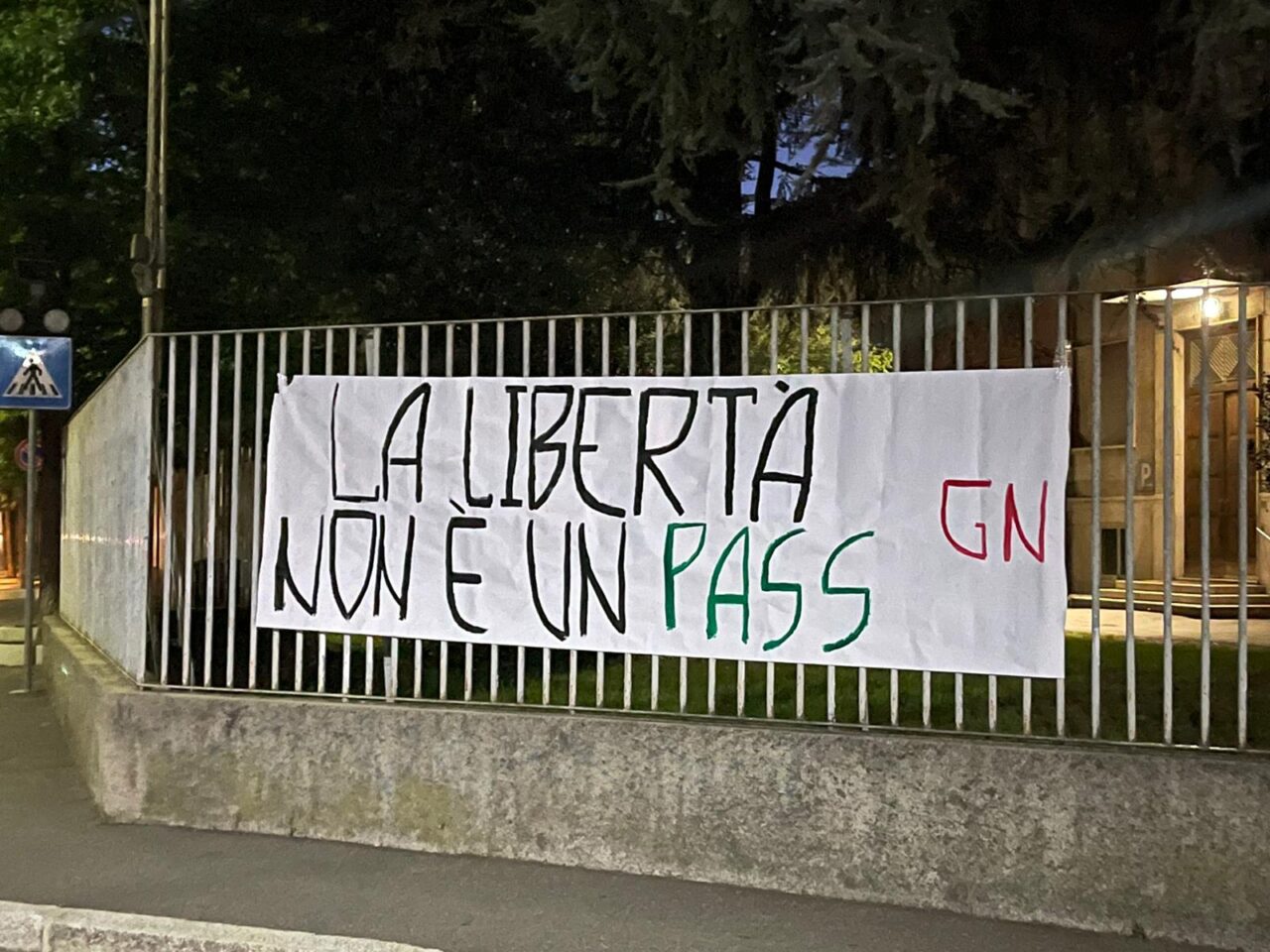 Striscioni contro il Green Pass 
