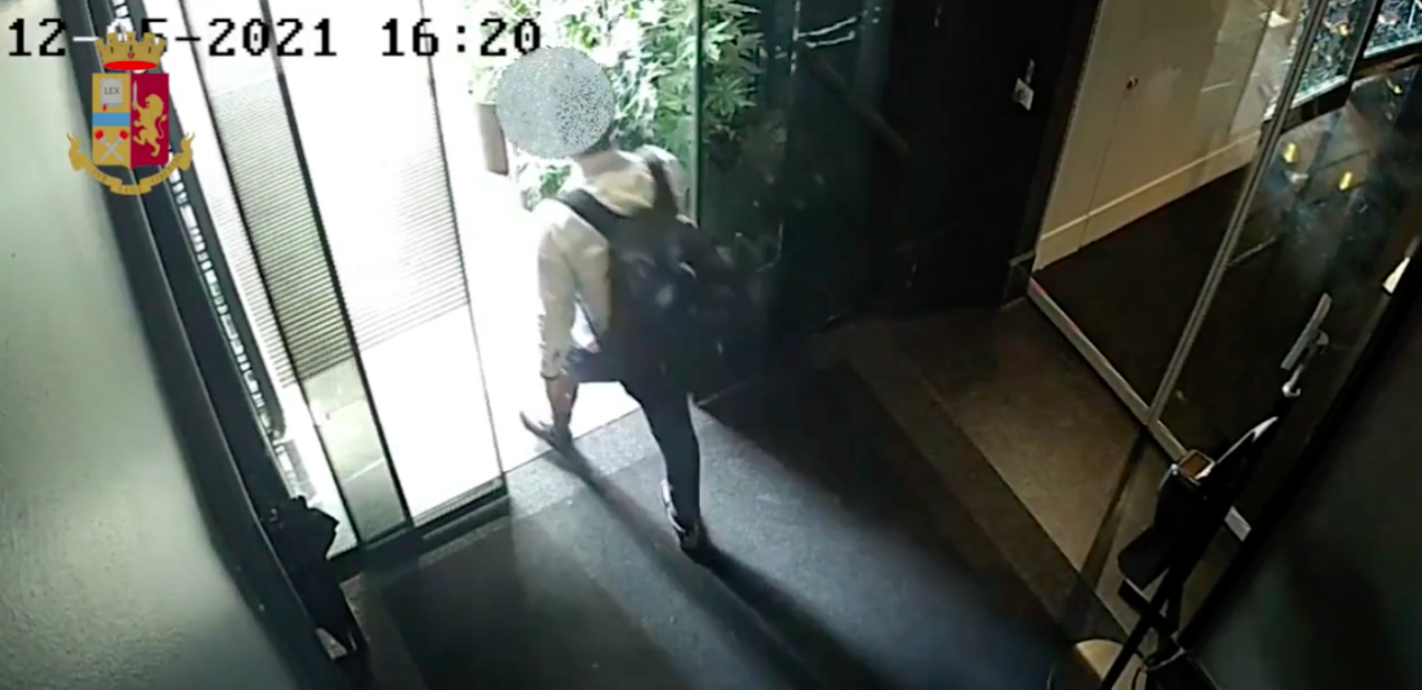 Ruba gioielli in una stanza di hotel: arrestato