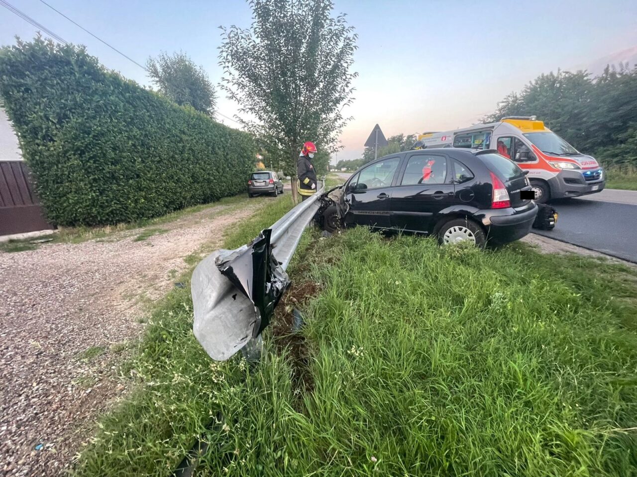 Auto contro il guard rail abbatte palo della segnaletica