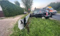 Auto contro il guard rail abbatte palo della segnaletica